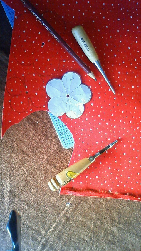 初春 カメリアの作り方 手順 2 コサージュ ブローチ アクセサリー アトリエ ハンドメイドレシピ 作り方 と手作り情報サイト