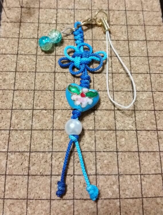 七宝ビーズと菊結びのストラップの作り方 その他 その他 アトリエ ハンドメイドレシピ 作り方 と手作り情報サイト