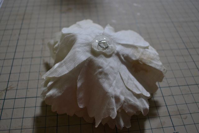 布花のコサージュの作り方 手順 14 コサージュ ブローチ アクセサリー アトリエ ハンドメイドレシピ 作り方 と手作り情報サイト