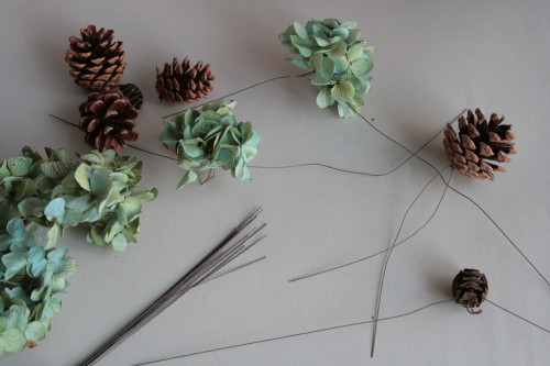 ユーカリのナチュラルリースの作り方 手順 4 ドライフラワー ブリザーブドフラワー フラワー ガーデニング アトリエ ハンドメイドレシピ 作り方 と手作り情報サイト