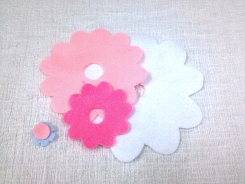 フェルトの花 簡単に立体感のアイディアレシピの作り方 手順 5 その他 その他 アトリエ ハンドメイドレシピ 作り方 と手作り情報サイト