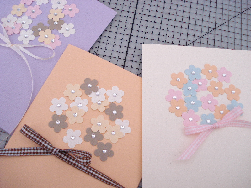 お花のクラフトパンチで簡単手作りカードの作り方 手順 3 その他 紙小物 ステーショナリー アトリエ ハンドメイドレシピ 作り方 と手作り 情報サイト