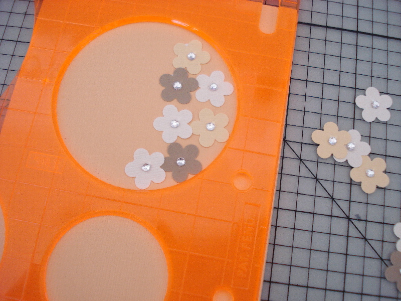 お花のクラフトパンチで簡単手作りカードの作り方 手順 4 その他 紙小物 ステーショナリー アトリエ ハンドメイドレシピ 作り方 と手作り 情報サイト