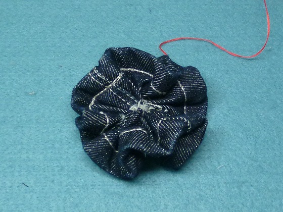 ジーンズリメイク 裾上げの残りでコサージュの作り方 手順 2 コサージュ ブローチ アクセサリー アトリエ ハンドメイドレシピ 作り方 と手作り情報サイト