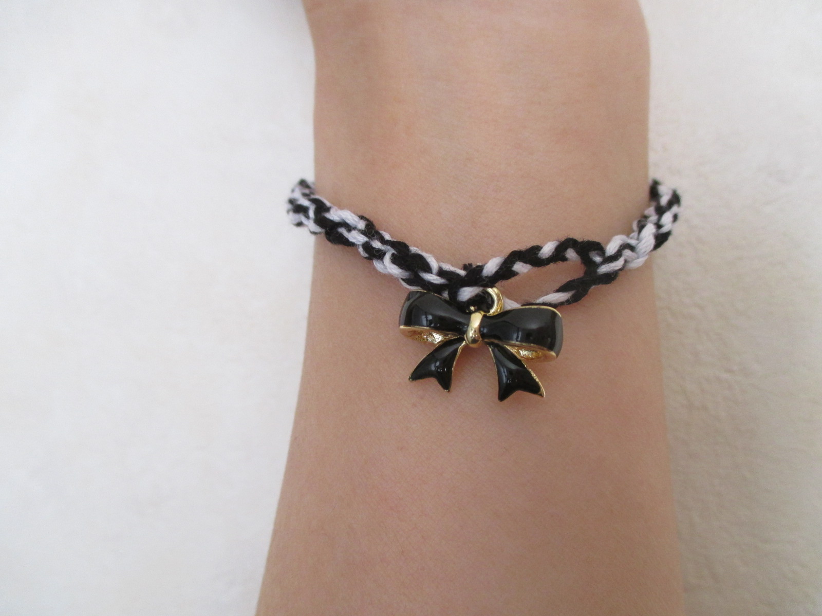 リボンチャームで留める片輪のミサンガ ２色使い の作り方 手順 10 ブレスレット アクセサリー アトリエ ハンドメイドレシピ 作り方 と手作り情報サイト