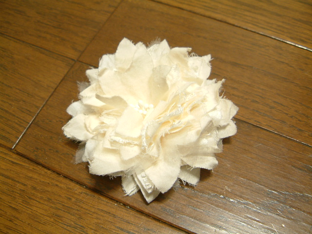 リネンでコサージュの作り方 手順 10 コサージュ ブローチ アクセサリー アトリエ ハンドメイドレシピ 作り方 と手作り情報サイト