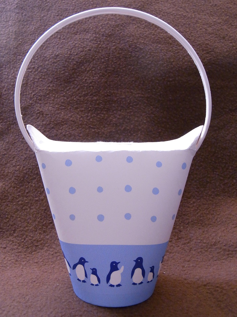 紙コップで超簡単 バケツ型ラッピングの作り方 手順 8 その他 紙小物 ステーショナリー アトリエ ハンドメイドレシピ 作り方 と手作り情報サイト