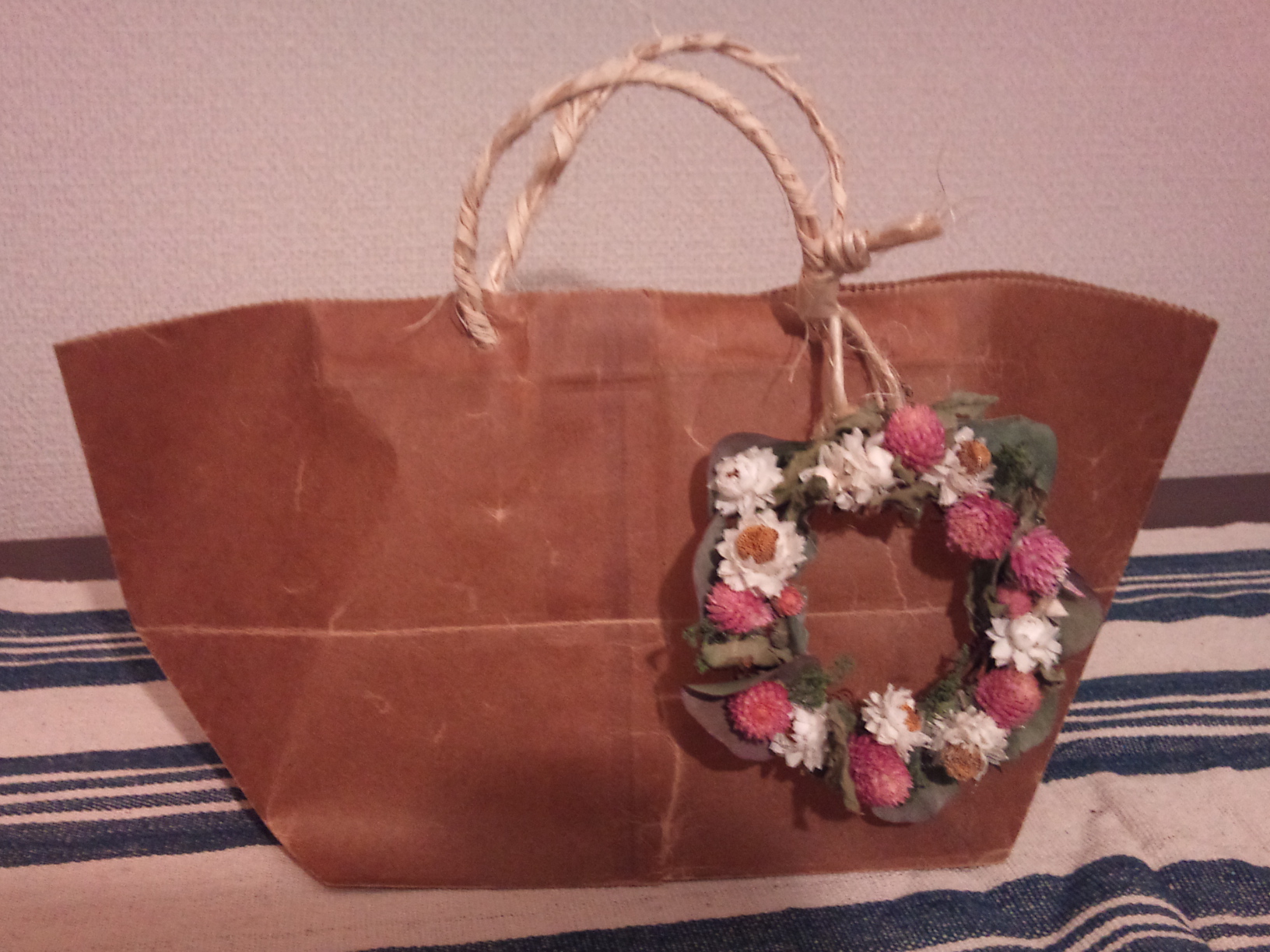 プレゼントに花を添えるミニリースの作り方 手順 3 ドライフラワー ブリザーブドフラワー フラワー ガーデニング アトリエ ハンドメイドレシピ 作り方 と手作り情報サイト