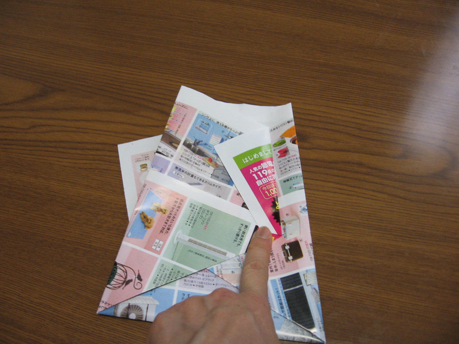 新聞広告で作る 卓上ゴミ箱の作り方 手順 15 その他 家具 生活雑貨 アトリエ ハンドメイドレシピ 作り方 と手作り情報サイト