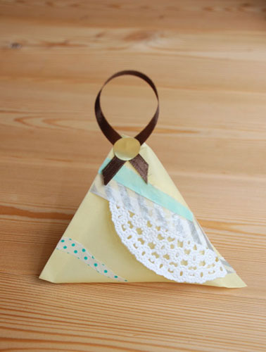 テトラ型ラッピングの作り方 手順 6 その他 紙小物 ステーショナリー アトリエ ハンドメイドレシピ 作り方 と手作り情報サイト