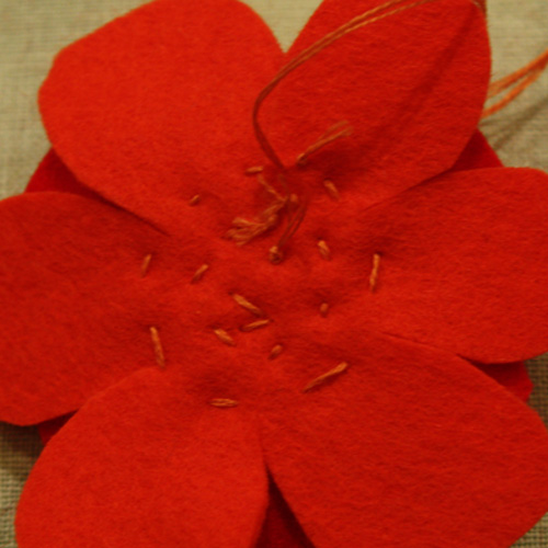 カメリアのコサージュの作り方 手順 12 コサージュ ブローチ アクセサリー アトリエ ハンドメイドレシピ 作り方 と手作り情報サイト