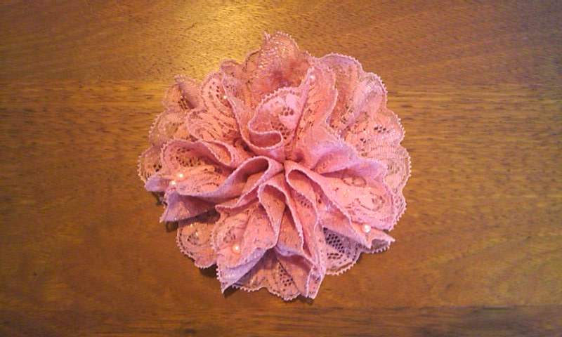 レースでまんまるコサージュの作り方 手順 11 コサージュ ブローチ アクセサリー アトリエ ハンドメイドレシピ 作り方 と手作り情報サイト