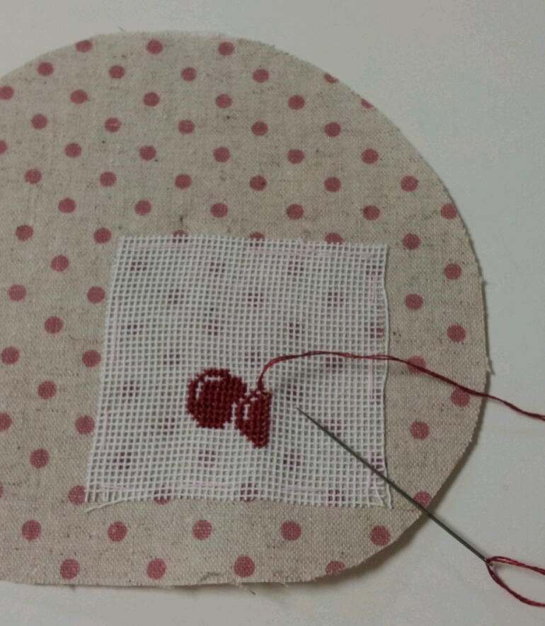 さくらんぼ刺繍のがま口の作り方 手順 2 バッグ バッグ 財布 小物 アトリエ ハンドメイドレシピ 作り方 と手作り情報サイト