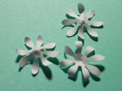 クラフトパンチで立体フラワー デイジーの作り方 手順 3 その他 紙小物 ステーショナリー アトリエ ハンドメイドレシピ 作り方 と手作り情報サイト