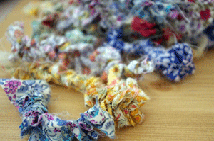 裂き布ポンポン コサージュの作り方 手順 2 その他 その他 アトリエ ハンドメイドレシピ 作り方 と手作り情報サイト