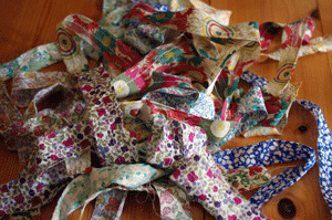 裂き布ポンポン コサージュの作り方 手順 1 その他 その他 アトリエ ハンドメイドレシピ 作り方 と手作り情報サイト