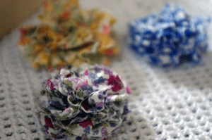 裂き布ポンポン コサージュの作り方 手順 4 その他 その他 アトリエ ハンドメイドレシピ 作り方 と手作り情報サイト