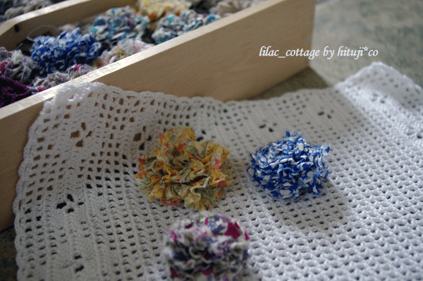 裂き布ポンポン コサージュの作り方 手順 8 その他 その他 アトリエ ハンドメイドレシピ 作り方 と手作り情報サイト