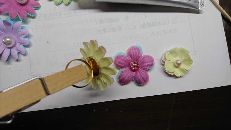 イミテーションフラワーで指輪の作り方 手順 4 その他 ベビー キッズ アトリエ ハンドメイドレシピ 作り方 と手作り情報サイト