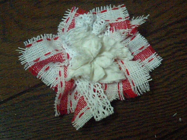 はぎれのフリンジコサージュの作り方 手順 10 コサージュ ブローチ アクセサリー アトリエ ハンドメイドレシピ 作り方 と手作り情報サイト