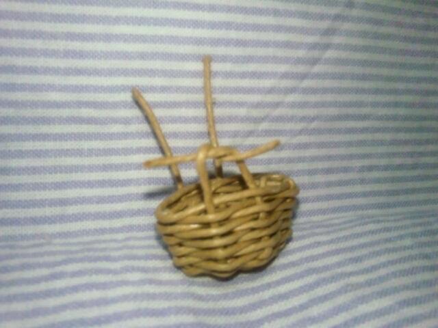 簡単 エコクラフトでミニチュアカゴのストラップ の作り方 手順 10 その他 家具 生活雑貨 アトリエ ハンドメイドレシピ 作り方 と手作り情報サイト