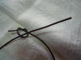 留め金を使わない 革ひものブレスレットの作り方 手順 3 その他 ファッション アトリエ ハンドメイドレシピ 作り方 と手作り情報サイト