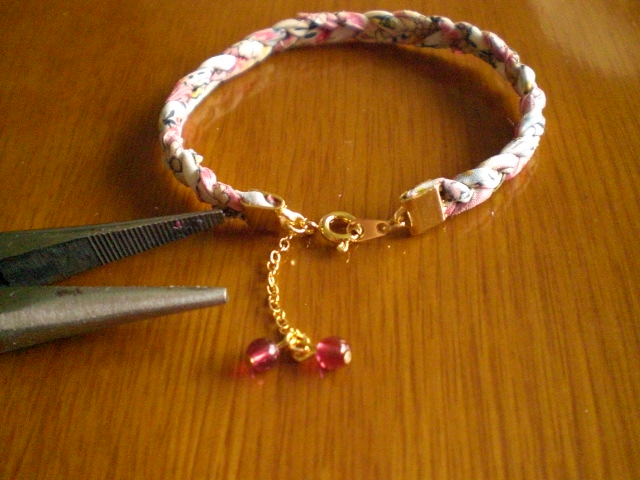 リバティのねじねじブレスレットの作り方 手順 6 その他 ファッション アトリエ ハンドメイドレシピ 作り方 と手作り情報サイト