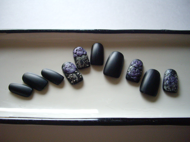 ブラックオニキスと紫のバラの作り方 手順 5 ネイルチップ ファッション アトリエ ハンドメイドレシピ 作り方 と手作り情報サイト
