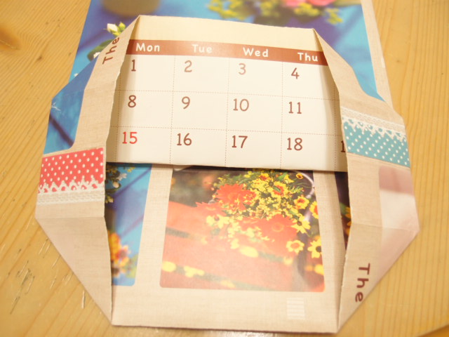 カレンダーでオリジナル紙袋の作り方 手順 6 その他 紙小物 ステーショナリー アトリエ ハンドメイドレシピ 作り方 と手作り情報サイト
