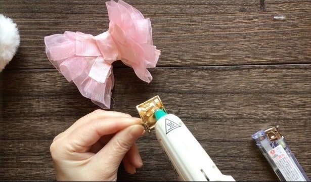 ふわふわリボンのポニーフック 100均2個だけ の作り方 手順 9 その他 その他 アトリエ ハンドメイドレシピ 作り方 と手作り情報サイト