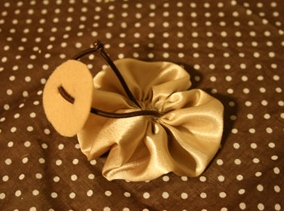 サテン シフォン のお花ヘアゴムの作り方 手順 7 その他 ファッション アトリエ ハンドメイドレシピ 作り方 と手作り情報サイト