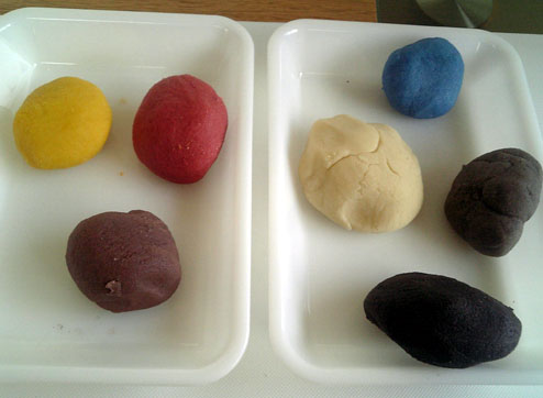 マジパンでお祝いケーキ の作り方 手順 1 その他 リメイク デコレーション アトリエ ハンドメイドレシピ 作り方 と手作り情報サイト