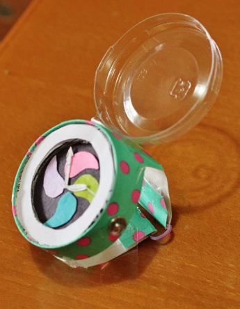プラ板メダルを入れられる 紙コップの腕時計の作り方 手順 5 その他 紙小物 ステーショナリー アトリエ ハンドメイドレシピ 作り方 と手作り 情報サイト