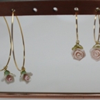 小さなお花チャームのフープピアス