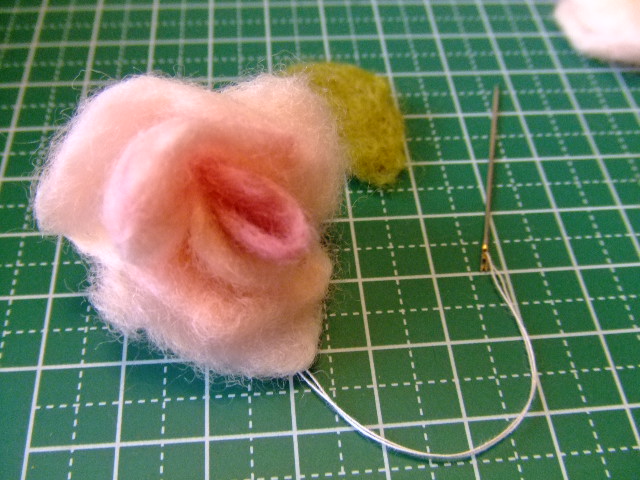 羊毛フェルトでバラの花の作り方 手順 4 その他 その他 アトリエ ハンドメイドレシピ 作り方 と手作り情報サイト