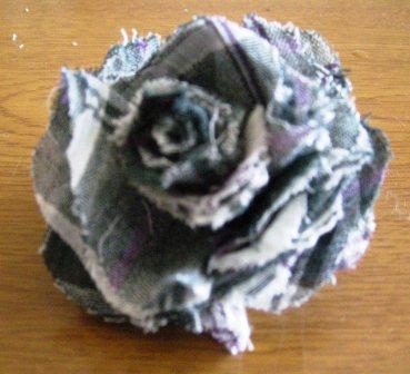 余った布で作る コサージュの作り方 手順 4 コサージュ ブローチ アクセサリー アトリエ ハンドメイドレシピ 作り方 と手作り情報サイト