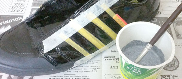 ラメでスニーカーリメイクの作り方 手順 1 その他 リメイク デコレーション アトリエ ハンドメイドレシピ 作り方 と手作り情報サイト