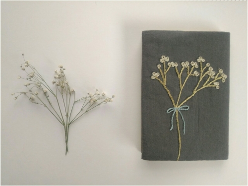本物の花を図案化 カスミソウ刺繍のブックカバーの作り方 手順 14 ブックカバー 紙小物 ステーショナリー アトリエ ハンドメイドレシピ 作り方 と手作り情報サイト 本物の花を図案化 カスミソウ刺繍のブックカバーの作り方 手順 14 ブックカバー 紙小物 ステーショナリー アトリエ ハンドメイドレシピ 作り方 と手作り情報サイト