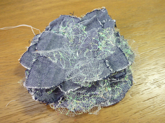 クシュ ２コサージュ 夏バージョンの作り方 手順 5 コサージュ ブローチ アクセサリー アトリエ ハンドメイドレシピ 作り方 と手作り情報サイト