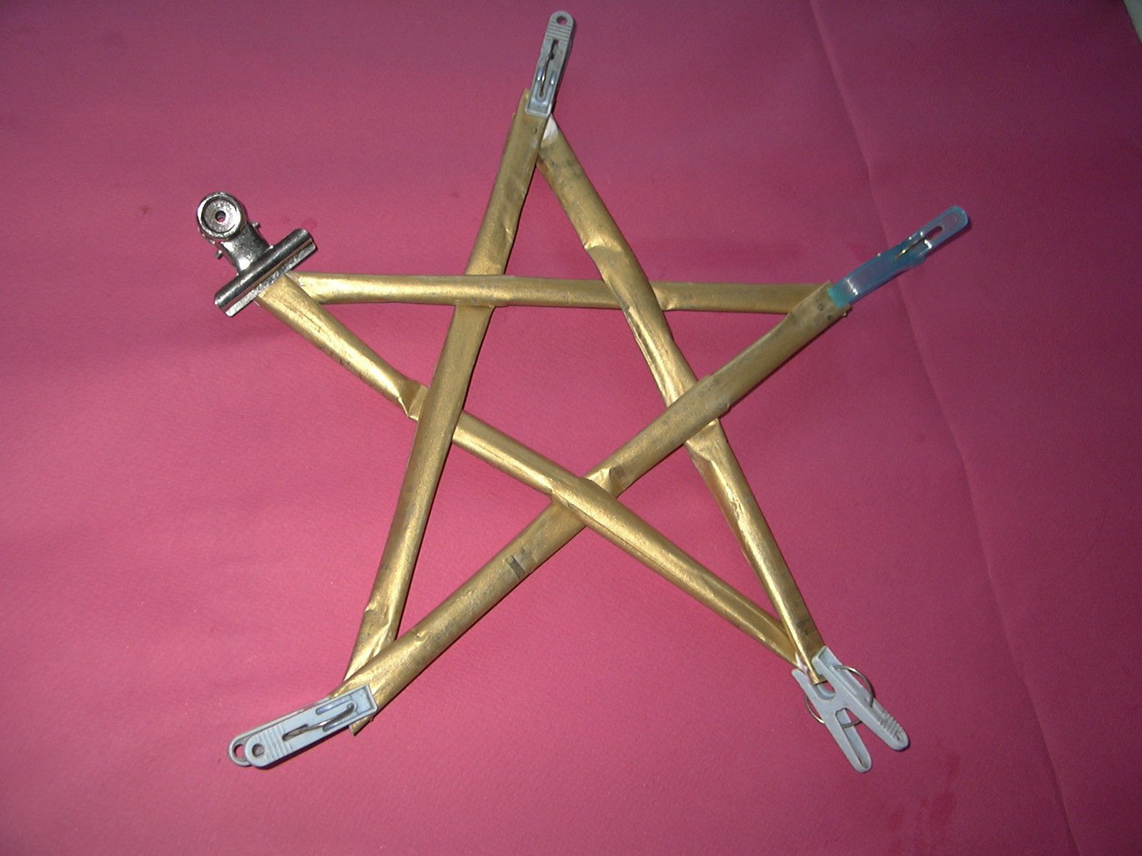 新聞で作る 星型ツリーの作り方 手順 11 フラワーアレンジメント フラワー ガーデニング アトリエ ハンドメイドレシピ 作り方 と手作り 情報サイト