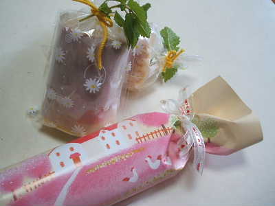 ロールケーキはカレンダーでラッピング の作り方 その他 紙小物 ステーショナリー アトリエ ハンドメイドレシピ 作り方 と手作り情報サイト