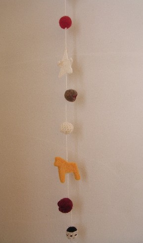 クッキー型で作る フェルトのダーラナホース の作り方 手順 5 その他 ぬいぐるみ 人形 アトリエ ハンドメイドレシピ 作り方 と手作り情報サイト