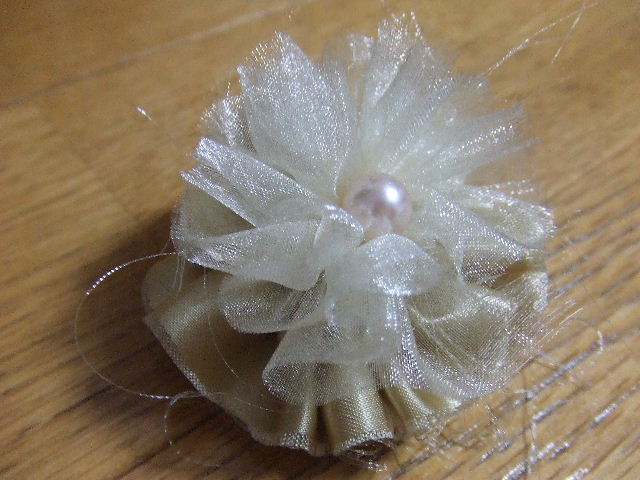 切りっぱなしの布で作るコサージュの作り方 手順 5 コサージュ ブローチ アクセサリー アトリエ ハンドメイドレシピ 作り方 と手作り情報サイト