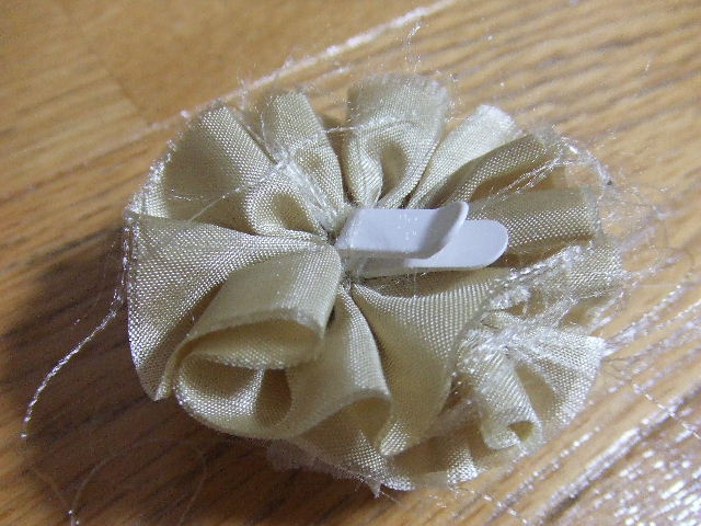 切りっぱなしの布で作るコサージュの作り方 手順 6 コサージュ ブローチ アクセサリー アトリエ ハンドメイドレシピ 作り方 と手作り情報サイト