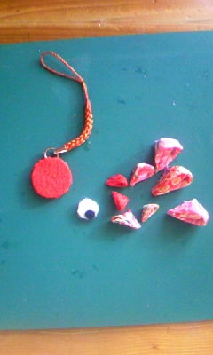 つまみ細工の金魚ストラップの作り方 手順 1 その他 ファッション アトリエ ハンドメイドレシピ 作り方 と手作り情報サイト