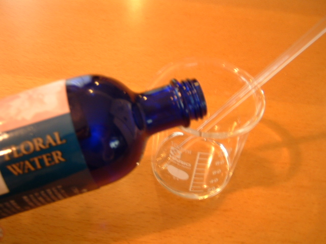 ローズのフローラルウォーターローションの作り方 手順 4 化粧水 家具 生活雑貨 アトリエ ハンドメイドレシピ 作り方 と手作り情報サイト