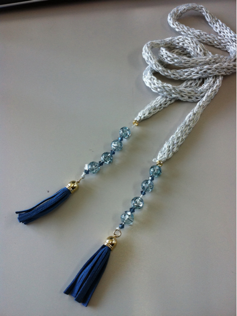 リリアン編みのラリエットの作り方 手順 4 その他 ファッション アトリエ ハンドメイドレシピ 作り方 と手作り情報サイト