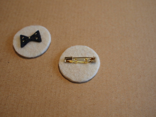 フェルトのリボンブローチの作り方 手順 4 コサージュ ブローチ アクセサリー アトリエ ハンドメイドレシピ 作り方 と手作り情報サイト